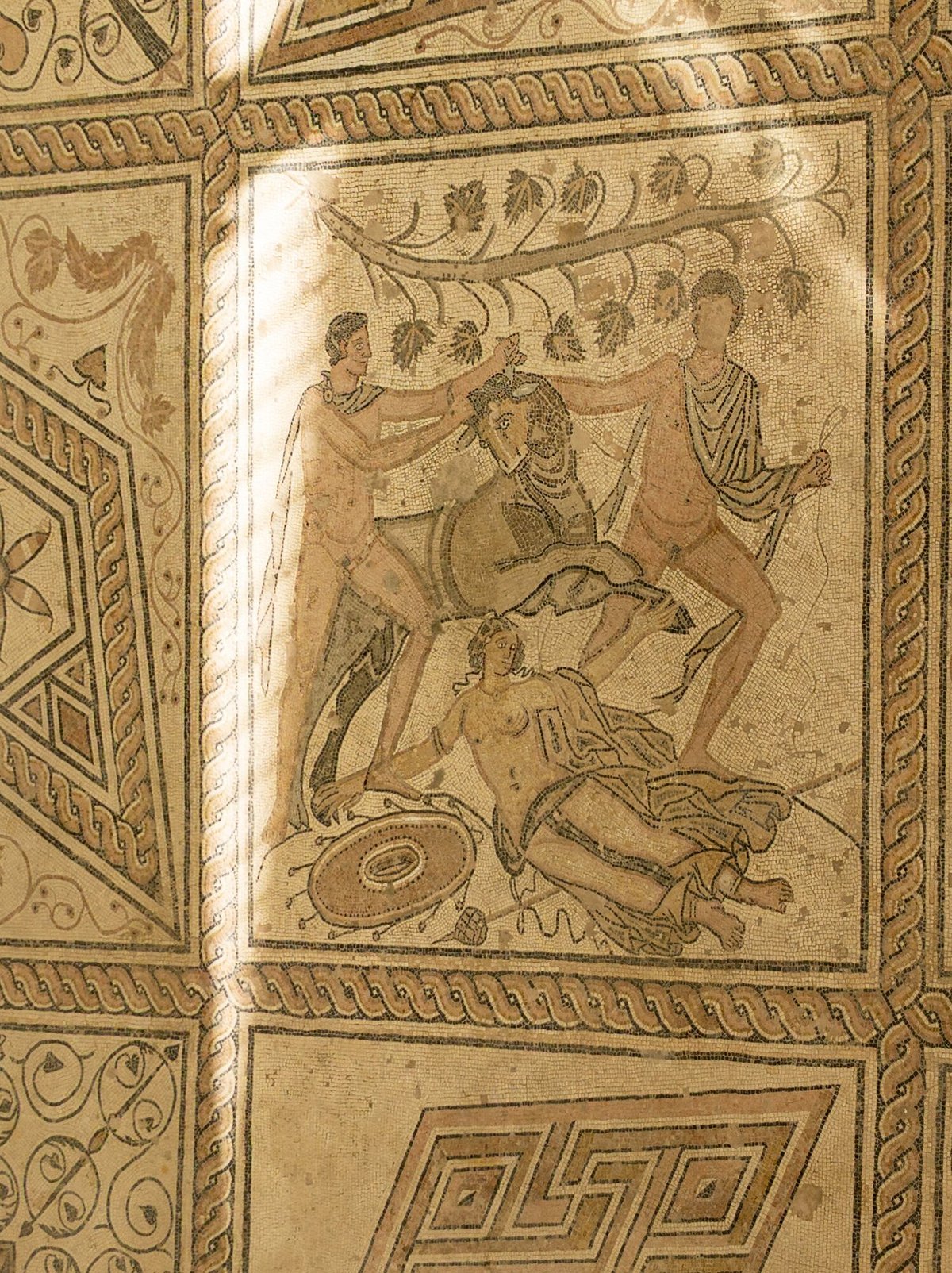 🏛️ 디르케의 처벌 모자이크 (모자이크 카주냐바녜 디르케)